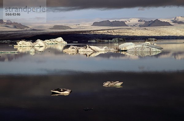 Gletschersee Jökulsarlon vor dem Gletscher Vatnajökull  Island  Europa