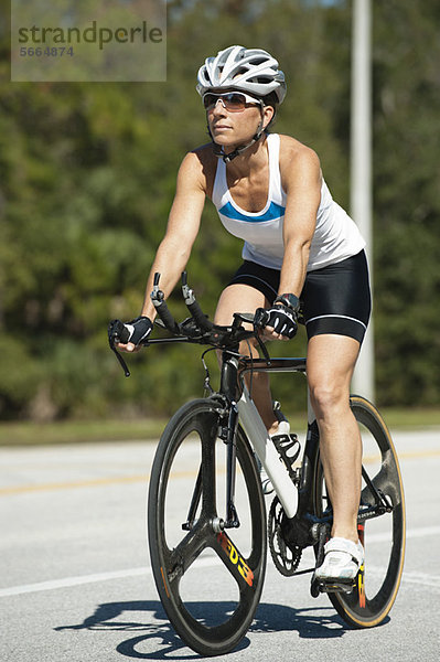 Frau fährt Rennrad
