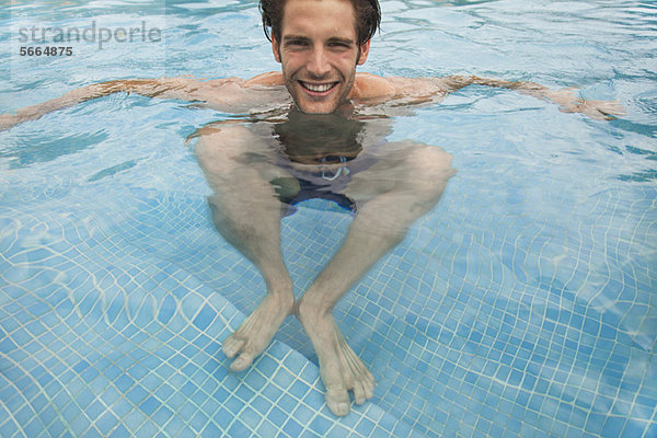 Junger Mann im Schwimmbad