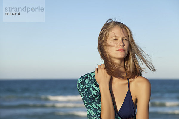 Junge Frau im Bikini am Meer  Portrait