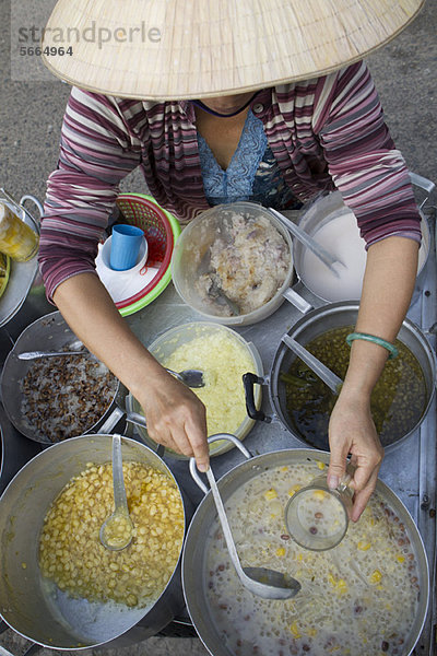 Straßenverkäufer  der Essen serviert