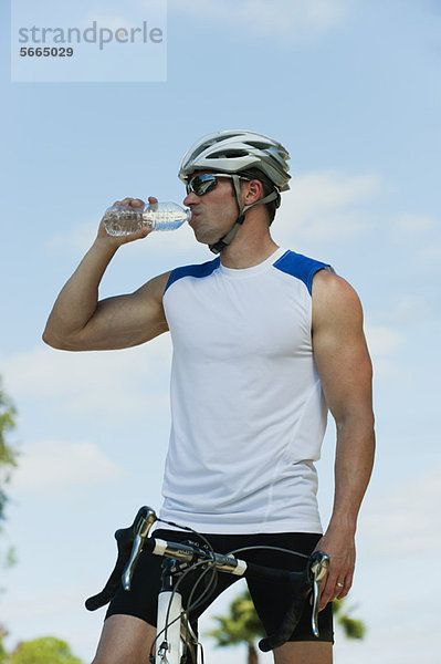Radfahrer Trinkflasche Wasser  Portrait
