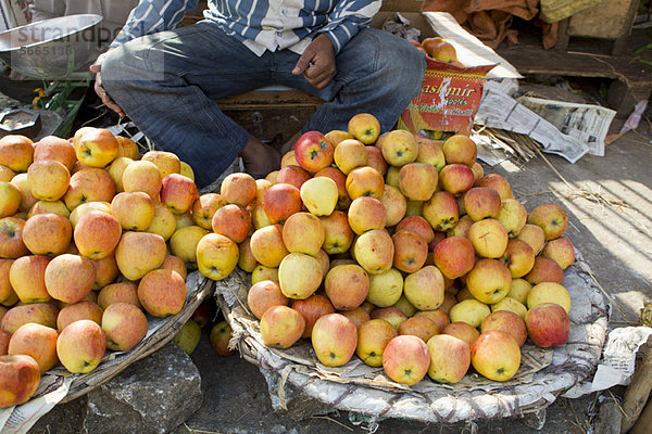 Äpfel zum Verkauf auf dem Straßenmarkt