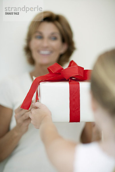 Mädchen gibt Mutter Geschenk