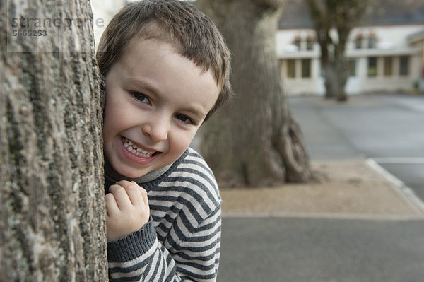 Junge schaut von hinten auf den Baum  Porträt