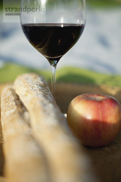 Apfel  Glas Wein und Brot