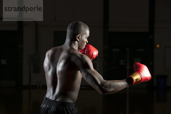 Boxer beim Stanzen der Luft  Seitenansicht