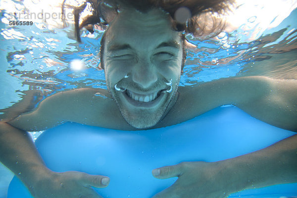Junger Mann im Wasser  Unterwasseransicht