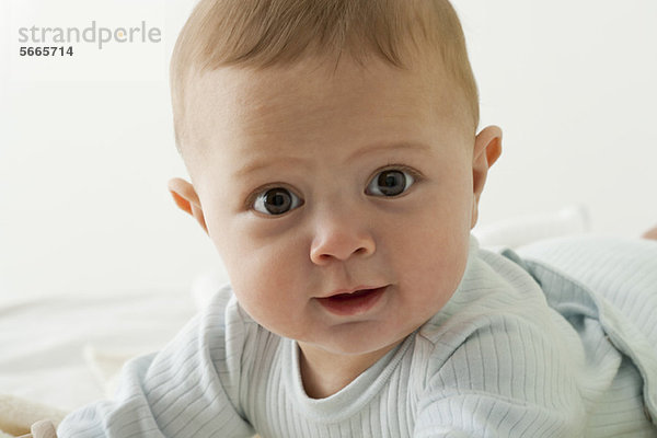 Baby Junge schaut mit großen Augen in die Kamera  Portrait