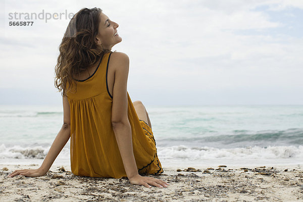 Junge Frau entspannt am Strand