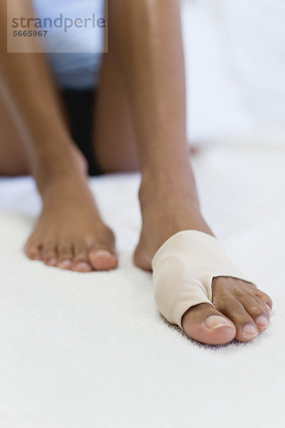 Frauenfuß in Klammer für verletzte Zehen  niedriger Schnitt