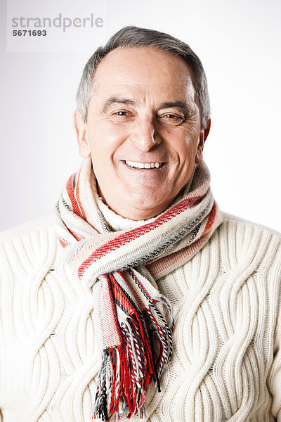 Fröhlicher Senior in Winterkleidung  Portrait