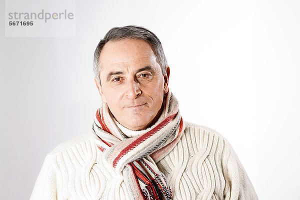 Zufriedener Senior in Winterkleidung  Portrait