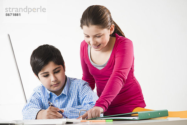 Zwei Schüler in der Schule