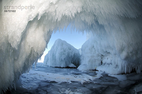 Eishöhle auf der Insel Olchon  Baikalsee  Sibirien  Russland  Eurasien
