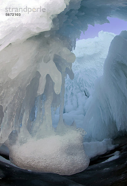 Eisformationen  Insel Olchon  Baikalsee  Sibirien  Russland  Eurasien