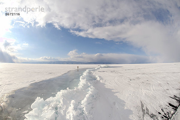 Eishügel auf dem gefrorenen Baikalsee  Sibirien  Russland  Eurasien