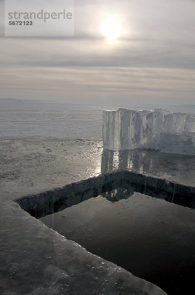 Eisformation  Insel Olchon  Baikalsee  Sibirien  Russland  Eurasien