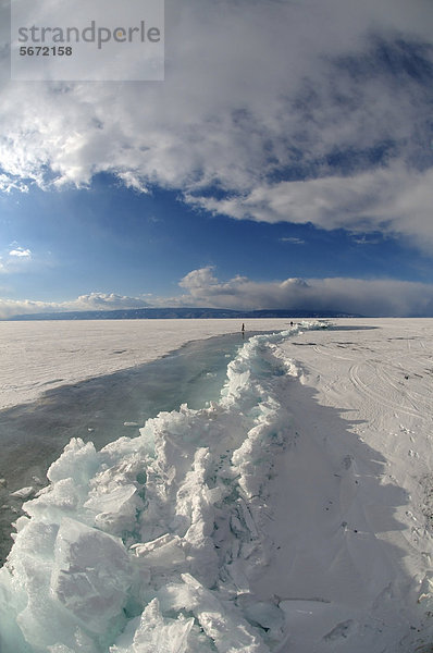 Eishügel am gefrorenen Baikalsee  Sibirien  Russland  Eurasien