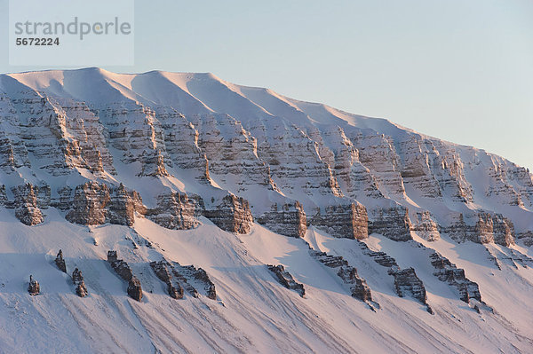 Typischer  regelmäßig geformter Berg im winterlichen Spitzbergen  Svalbard  Norwegen  Europa