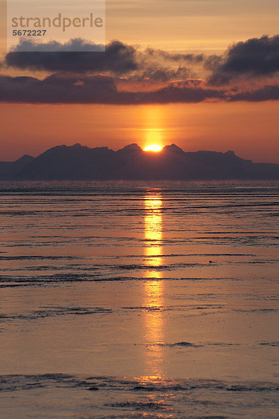 Sonnenuntergang hinter der Bergkulisse des Isfjorden mit Spiegelung im Watt  Longyearbyen  Spitzbergen  Svalbard  Norwegen  Europa