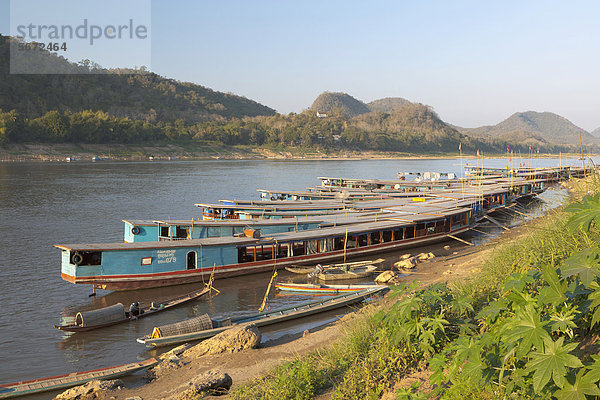 Passagierschiffe auf dem Fluss Mekong  Luang Prabang  Laos  Südostasien