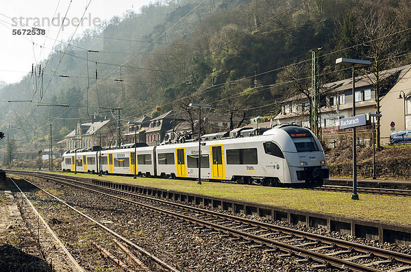 Nahverkehrszug im Bahnhof von Bacharach  Oberes Mittelrheintal  UNESCO-Welterbe  Rheinland-Pfalz  Deutschland  Europa