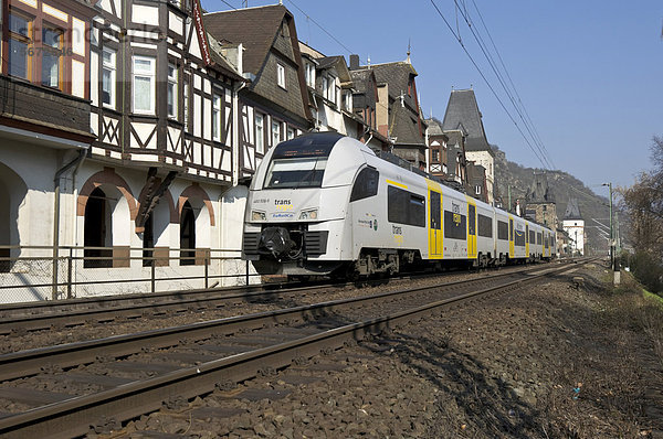 Nahverkehrszug fährt durch Bacharach  Oberes Mittelrheintal  Weltkulturerbe der UNESCO  Rheinland-Pfalz  Deutschland  Europa