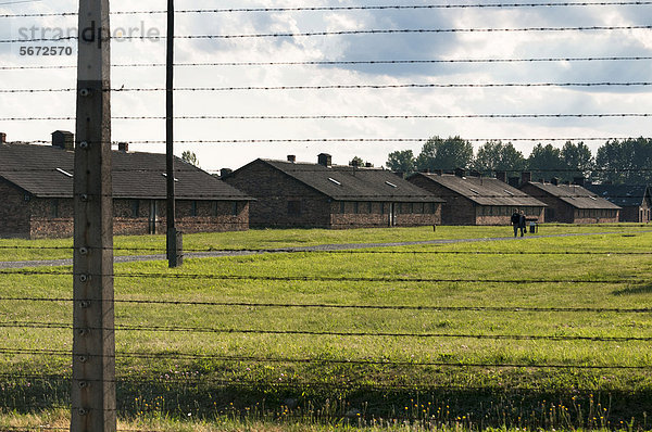 Stacheldrahtzaun und Baracke oder Block  Konzentrationslager Auschwitz-Birkenau  Auschwitz  Woiwodschaft Kleinpolen  Polen  Europa