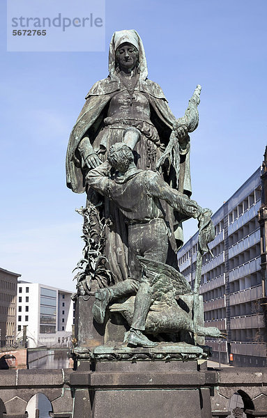 Statue der Heiligen Gertraude  Gertraudenbrücke  Berlin  Deutschland  Europa