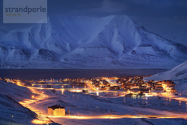 Polarnacht  Stadt Longyearbyen im Dämmerlicht  Spitzbergen  Svalbard  Norwegen  Europa