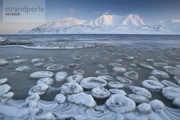 Meereis bildet sich am Fjord Adventfjorden  hinten der Berg Hjorthfellet  Longyearbyen  Spitzbergen  Svalbard  Norwegen  Europa
