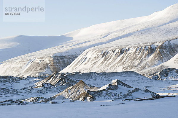 Schneebedeckte Gletschermoräne bei Rabotbreen im Sassendalen  Spitzbergen  Svalbard  Norwegen  Europa