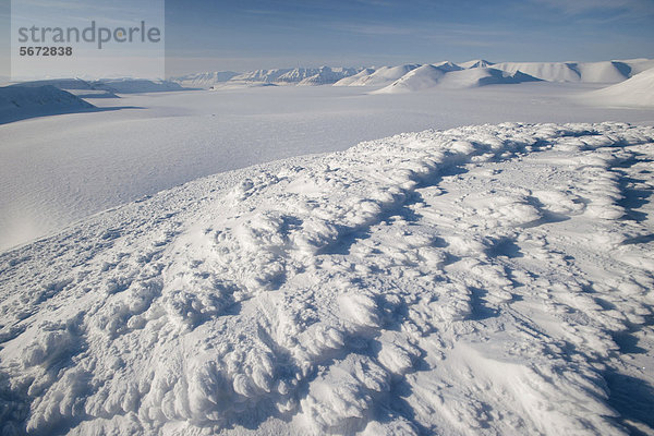 Blick vom Berg Nordvakta über die verschneite Gletscherkulisse von Sabineland  Spitzbergen  Svalbard  Norwegen  Europa