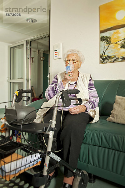 Seniorin im Pflegeheim mit Inhalator