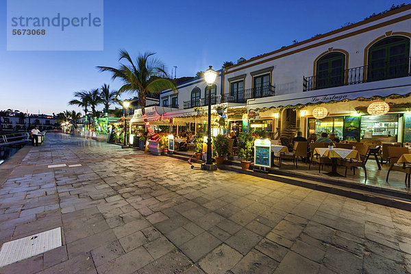 Restaurants und Uferpromenade in der Dämmerung am Hafen in Puerto de Mogan  Gran Canaria  Kanarische Inseln  Spanien  Europa  ÖffentlicherGrund