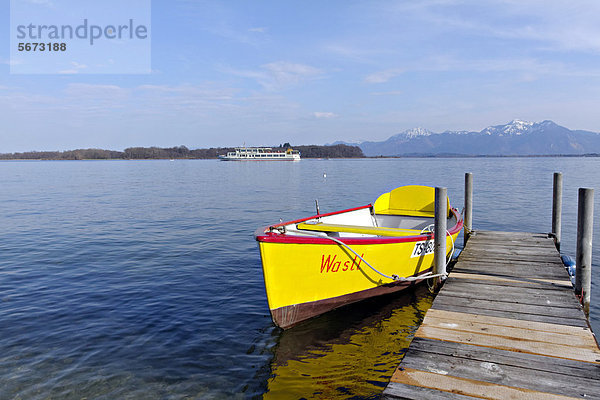 Gelbes Ruderboot Wastl  an Anlegesteig angebunden  Chiemsee  Prien Stock  Chiemgau  Oberbayern  Deutschland  Europa