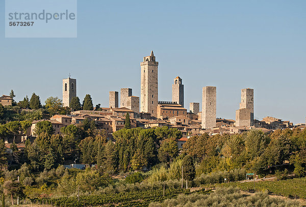 Türme der mittelalterlichen Hügelstadt San Gimignano  Toskana  Italien  Europa