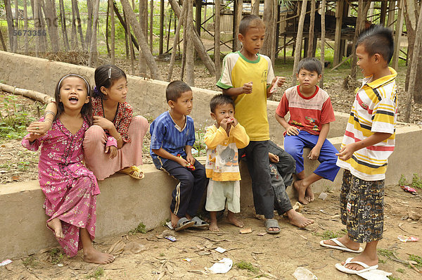 Kinder in Dorf der ethnischen Minderheit Cham  Chau Doc  Mekongdelta  Vietnam  Südostasien