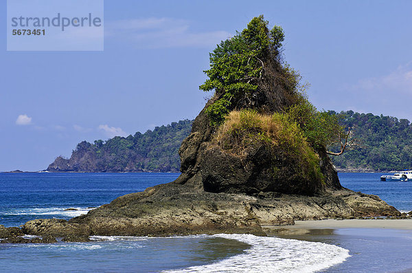 Blick auf Felsformation am Strand Manuel Antonio im Nationalpark Manuel Antonio  Zentral-Pazifikküste  Costa Rica  Mittelamerika
