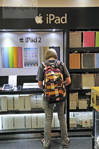 Elfjähriger Junge  iPad  Apple Store  Duty Free Shop  Suvarnabhumi Flughafen  Bangkok  Thailand  Asien  ÖffentlicherGrund