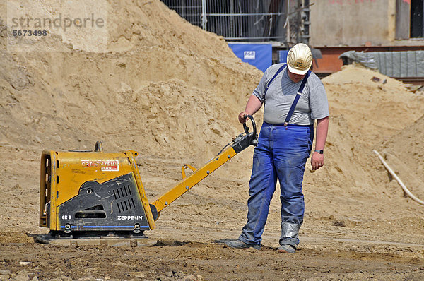 Bauarbeiter mit Rüttelplatte  Deutschland  Europa  ÖffentlicherGrund