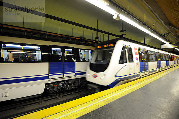 Bahnsteig  Züge  Metrostation Retiro  Metro  Madrid  Spanien  Europa