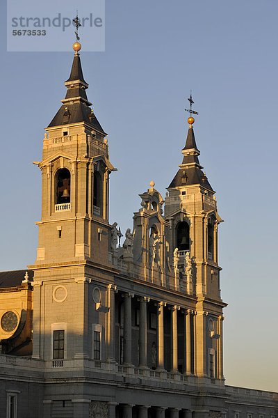 Nordostansicht bei Sonnenaufgang  Catedral de Nuestra SeÒora de la Almudena  Santa MarÌa la Real de La Almudena  Almudena-Kathedrale  Madrid  Spanien  Europa  ÖffentlicherGrund