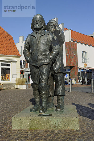 Fischerdenkmal auf dem Marktplatz von Serge Mangin  Neustadt Holstein  Schleswig-Holstein  Deutschland  Europa