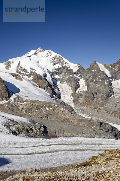 Aussicht beim Aufstieg zum Piz Palü auf den Berninagipfel mit dem Biancograt  vorne der Persgletscher  Graubünden  Schweiz  Europa