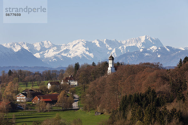 Holzhausen  Gemeinde Münsing  hinten Wettersteingebirge mit Zugspitze  Fünfseenland  Oberbayern  Bayern  Deutschland  Europa