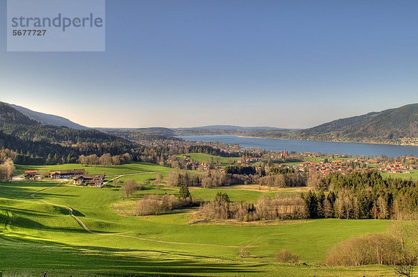 Tegernsee und vorne Bad Wiessee im Frühling  Oberbayern  Bayern  Deutschland  Europa