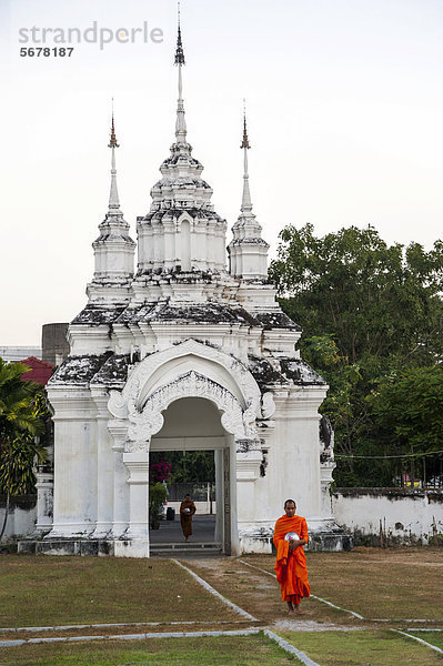 Mönche mit Almosen-Schalen  Wat Suan Dok  Chiang Mai  Nordthailand  Thailand  Asien