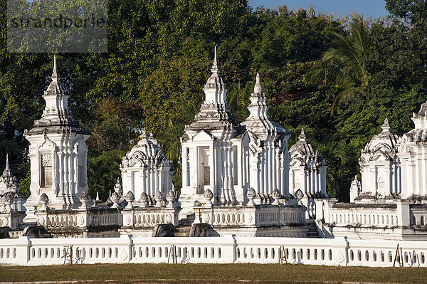Weiß gekalkte Mausoleen  königlicher Friedhof  Wat Suan Dok  Chiang Mai  Nordthailand  Thailand  Asien
